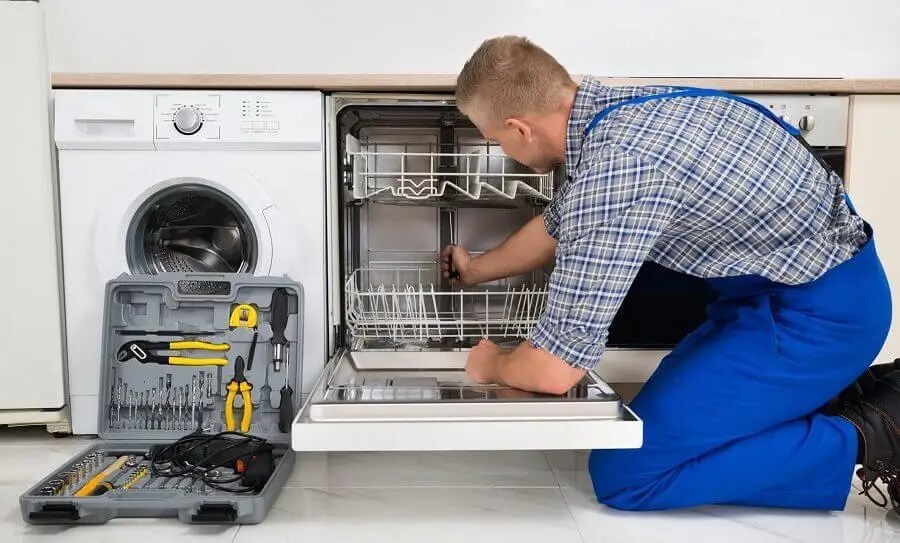 Geyve Warmhaus servisi teknisyen ekibi beyaz eşya tamiri yaparken